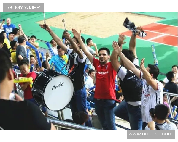 足球明星激烈对抗瞬间回顾:赛场外的冲突与争斗精彩集锦 足球明星激烈对抗瞬间回顾:赛场外的冲突与争斗精彩集锦